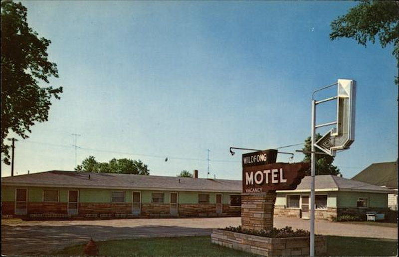 Wildfong Motel (Watsons Motel) - Old Postcard (newer photo)